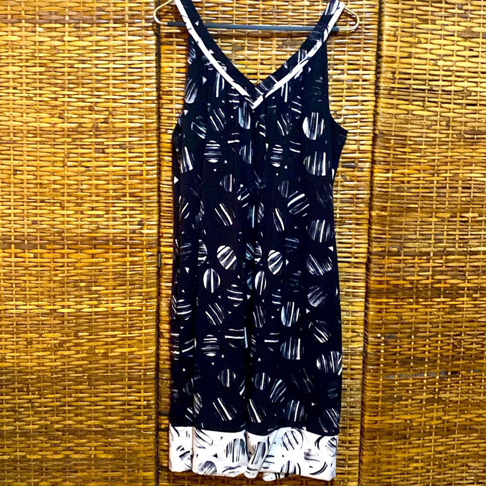 EUC BCBG Maxazria black white sleeveless V-neck dress M